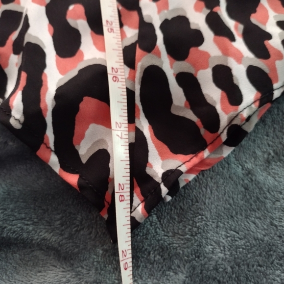 V neck peach,gray, black and white design top size Large - Picture 5 of 10